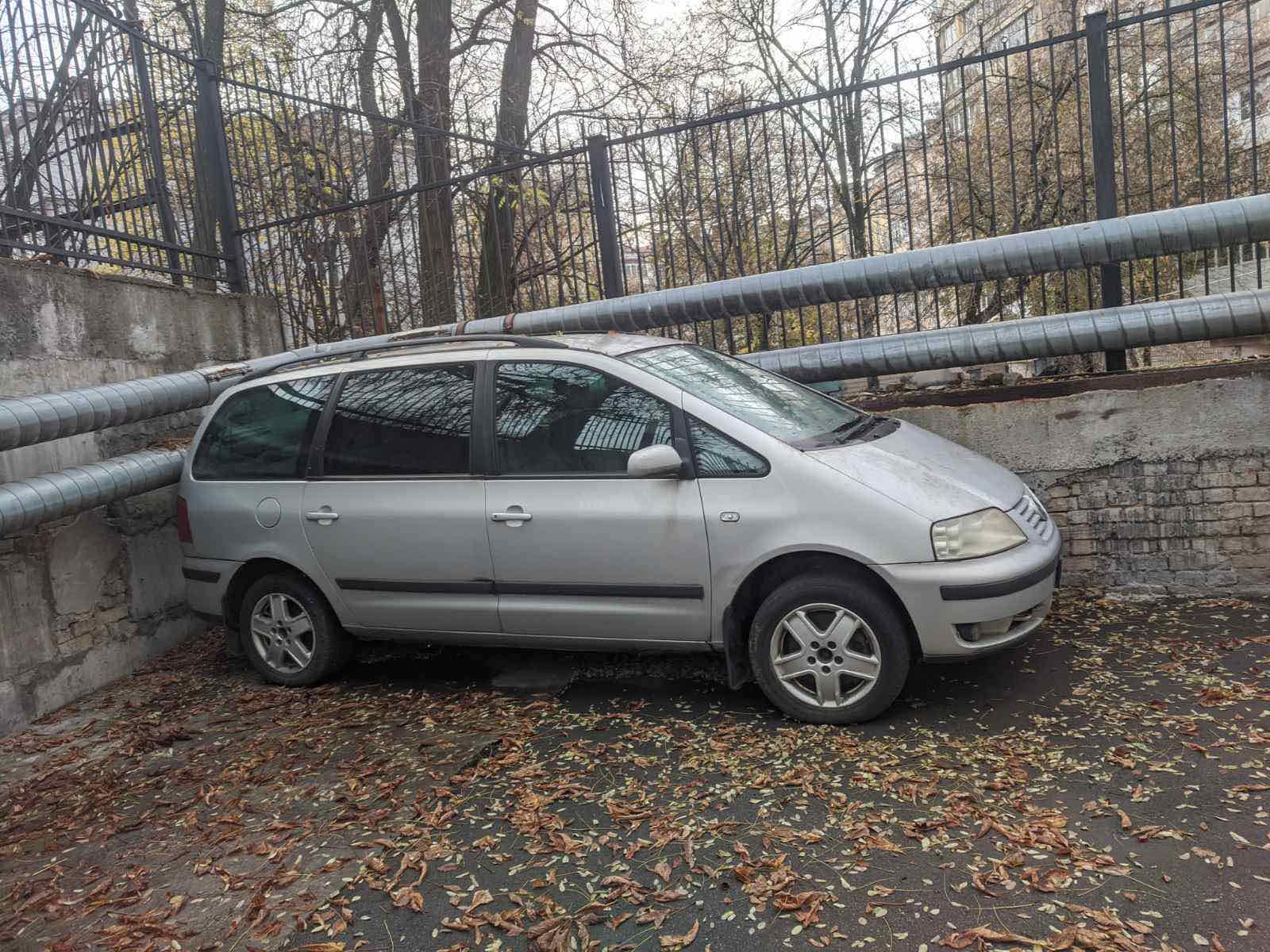 Оголошення щодо продажу майна на відкритих торгах (аукціоні), а саме: автомобіль марки Volkswagen Sharan, 2001 року випуску