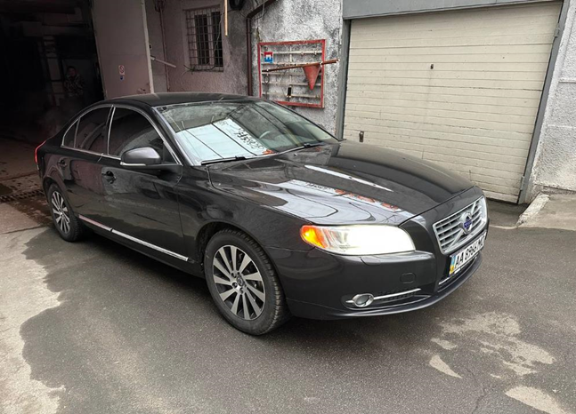 Автомобіль Volvo S80, рік випуску 2013, колір сірий, об’єм двигуна 2953 см. куб, вид палива – бензин, номер кузова: YV1AS90H6D1169614, номер державної реєстрації: АА8966МО. Причіп КНОТТ 94G, 2011 року випуску, номер кузова: Y9994G000BTB89018