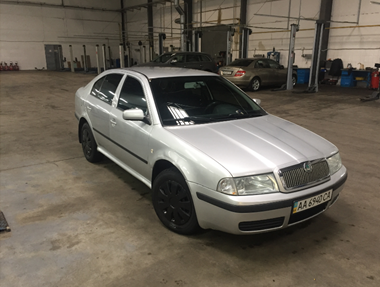 Автомобіль SKODA OCTAVIA, держ.№ АА6940СА, об’єм двигуна-1598 см3, р.в.-2006, колір–сірий, пробіг–200305 км., №кузова TMBDK41U77B009037 (накладено арешт). АВТОМАГНІТОЛА KENWOOD. Пальне в баках авто-20,9 л. Осн.засоби-28 од. Бланки простих векселів-556 шт.